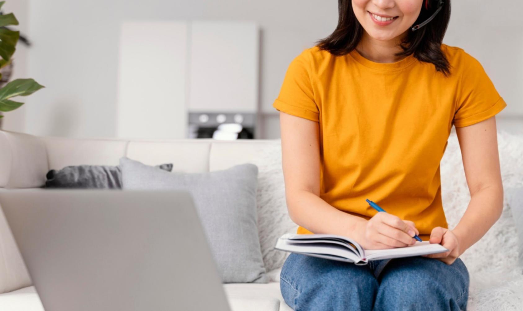 Person analysiert Finanzdiagramme und Markttrends auf mehreren Bildschirmen